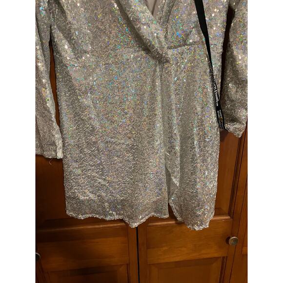 NWT PrettyLittleThing Women’s Silver Sequin Twist Front Party Mini Dress Size M - Picture 5 of 14